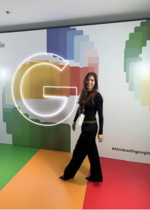 Natalia en un evento de Google, frente a su logotipo y un fondo de colores