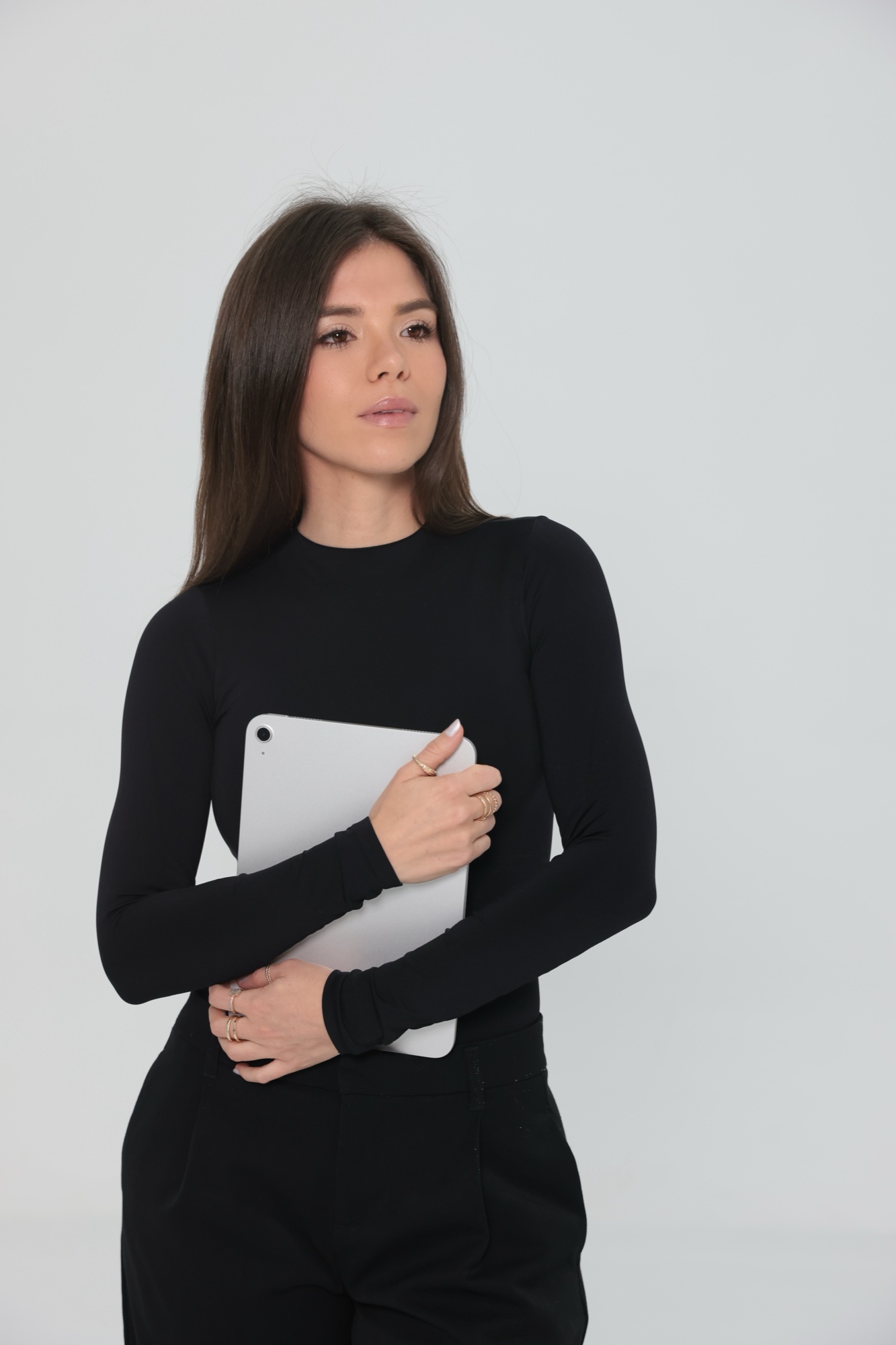 Natalia de negro, sosteniendo su computador contra el pecho